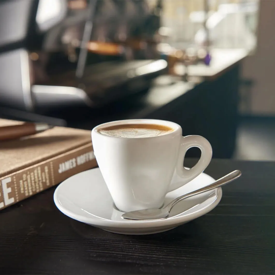 Caffè in tazza con libro