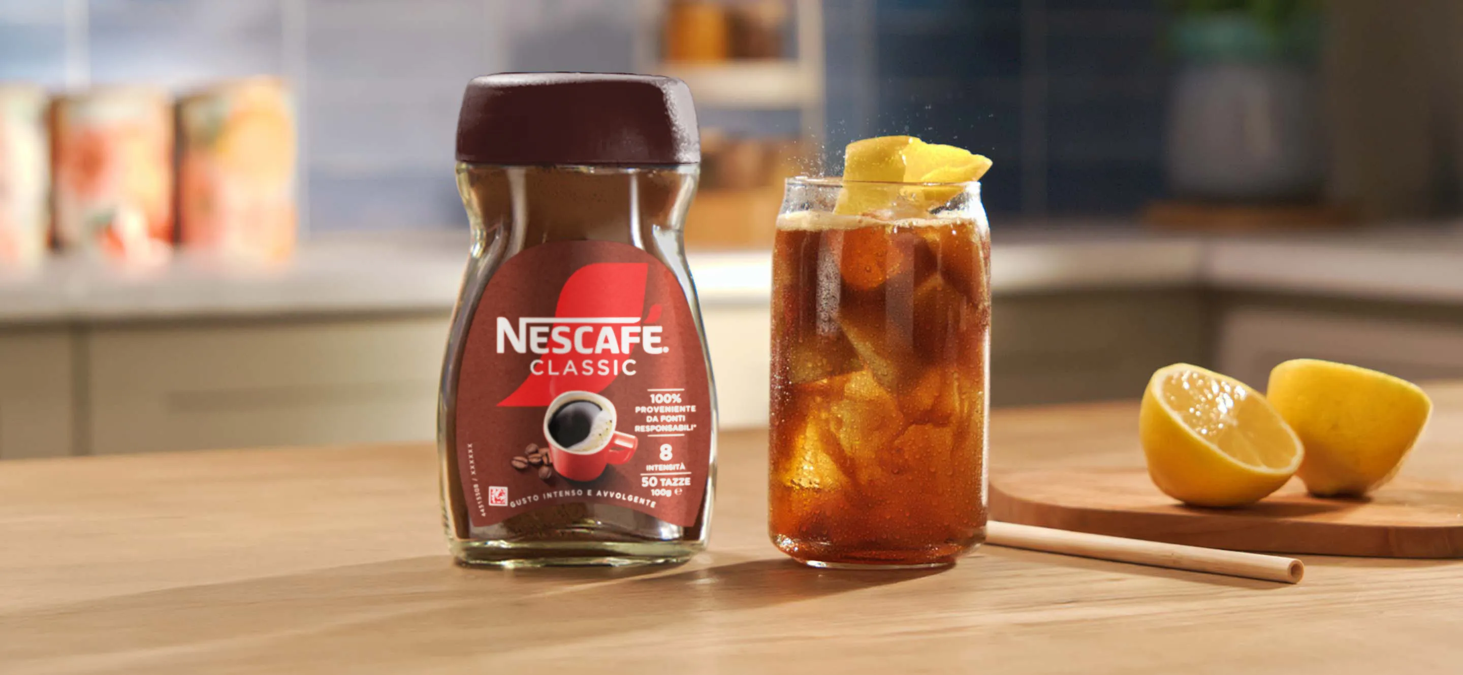 NESCAFÉ Classic con bicchiere di caffè freddo