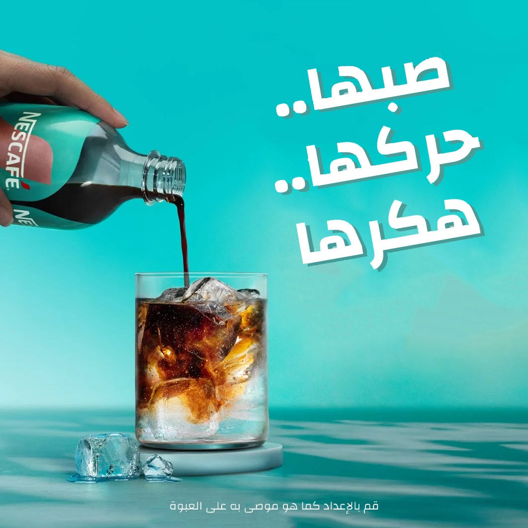 صب إسبريسو المركز يدويًا في كوب