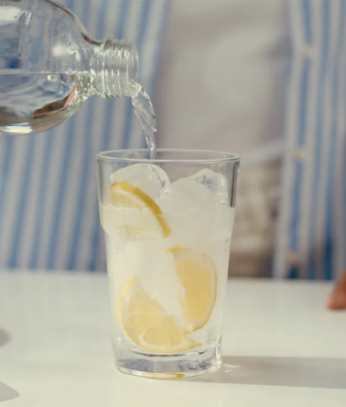 Adding lemonade in glass