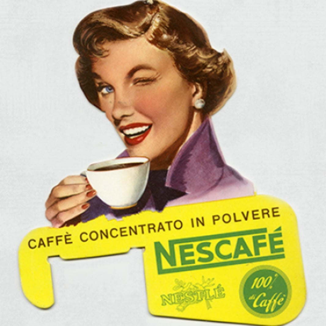 Caricatura disfrutando taza de NESCAFÉ