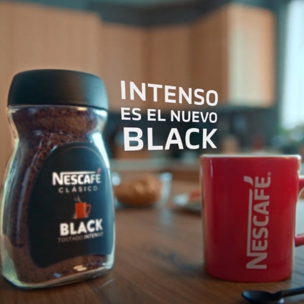 Producto NESCAFÉ Black y taza roja