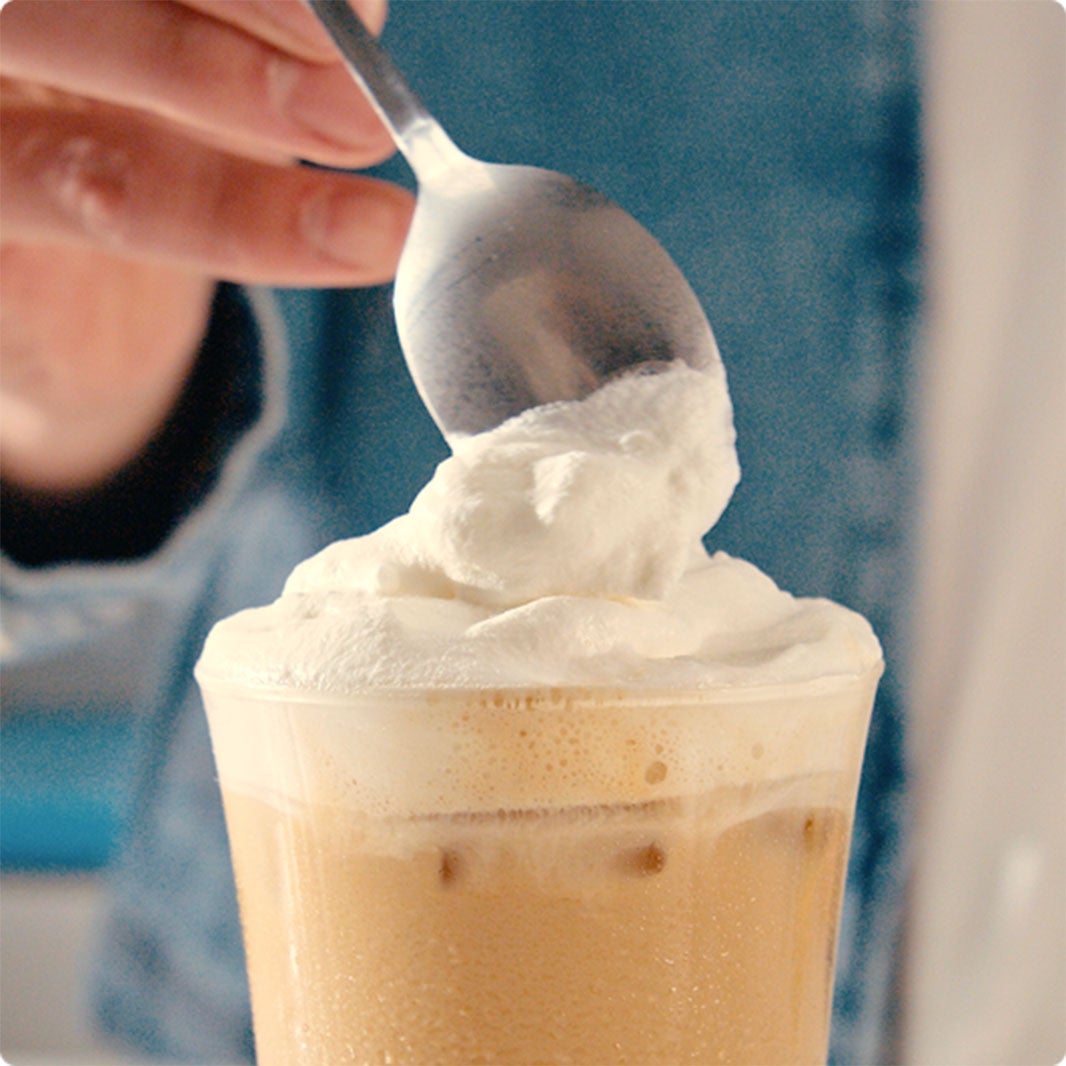 Latte helado de caramelo