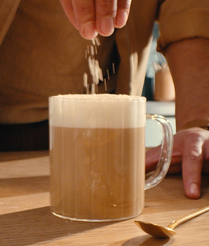 Cobertura de chocolate blanco sobre café