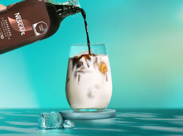 Vierte 50 mL de tu NESCAFÉ® Espresso Concentrate favorito.