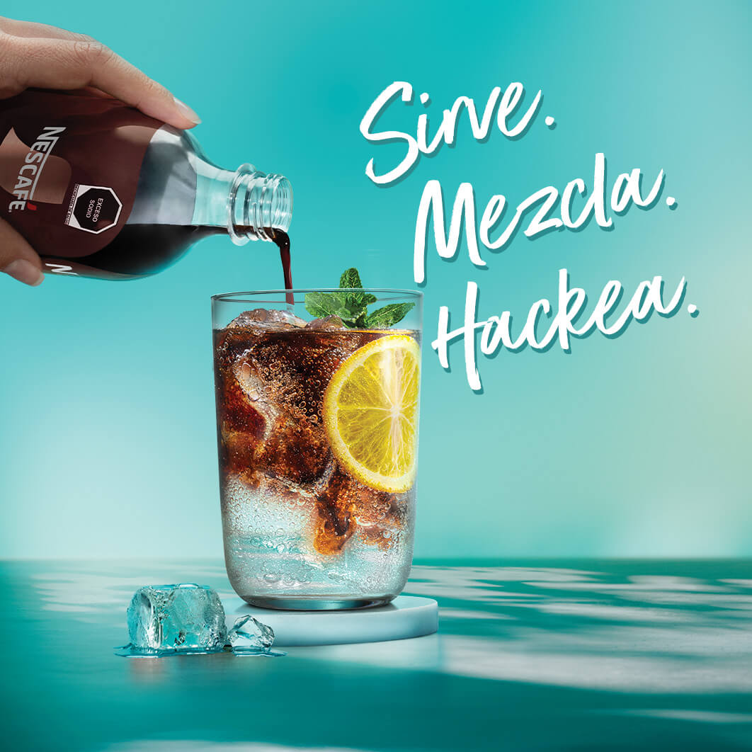 Mano vertiendo Espresso Concentrate en un vaso