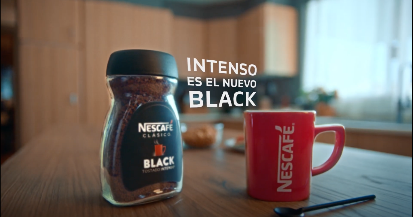 Producto NESCAFÉ Black y taza roja