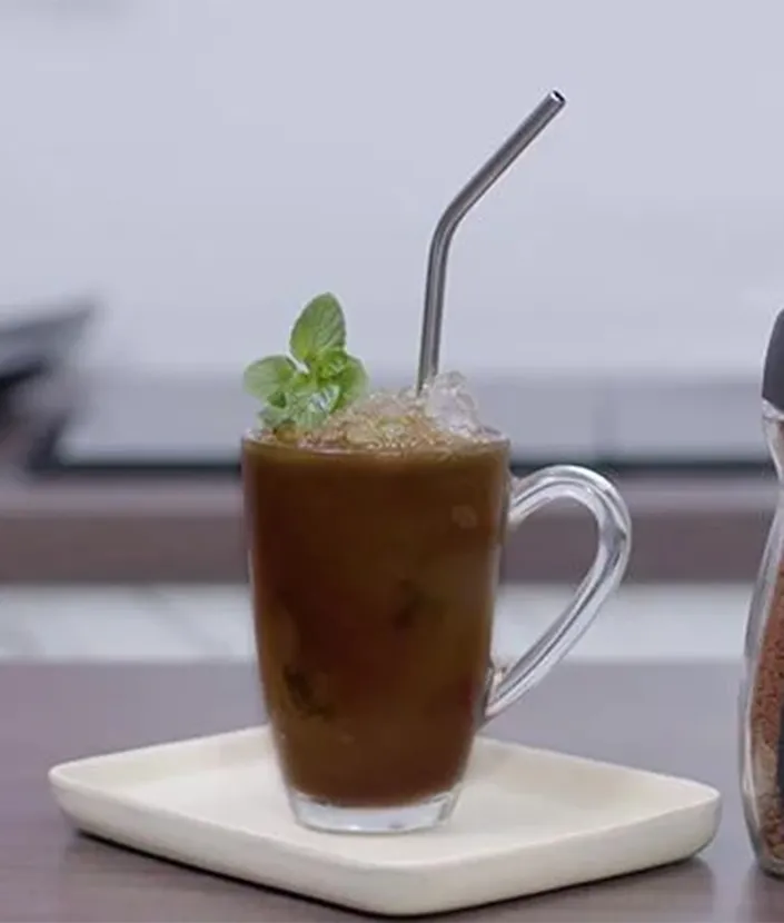 NESCAFÉ Black Frappé con Menta step 1