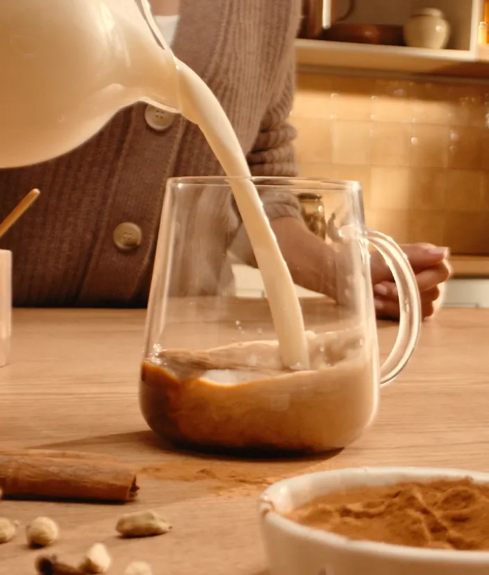 Agregar la leche al café