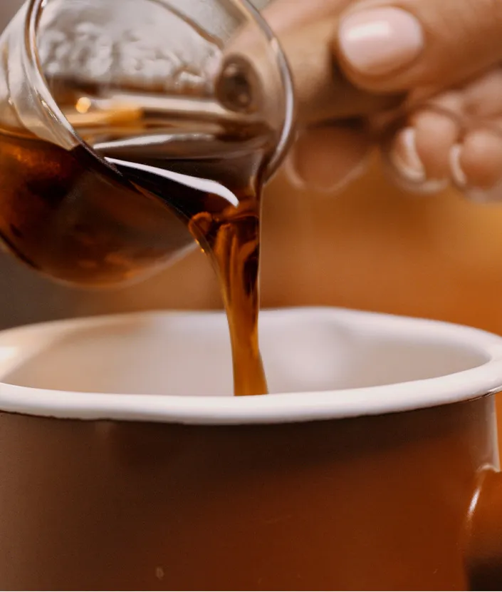 Se sirve el café en la taza