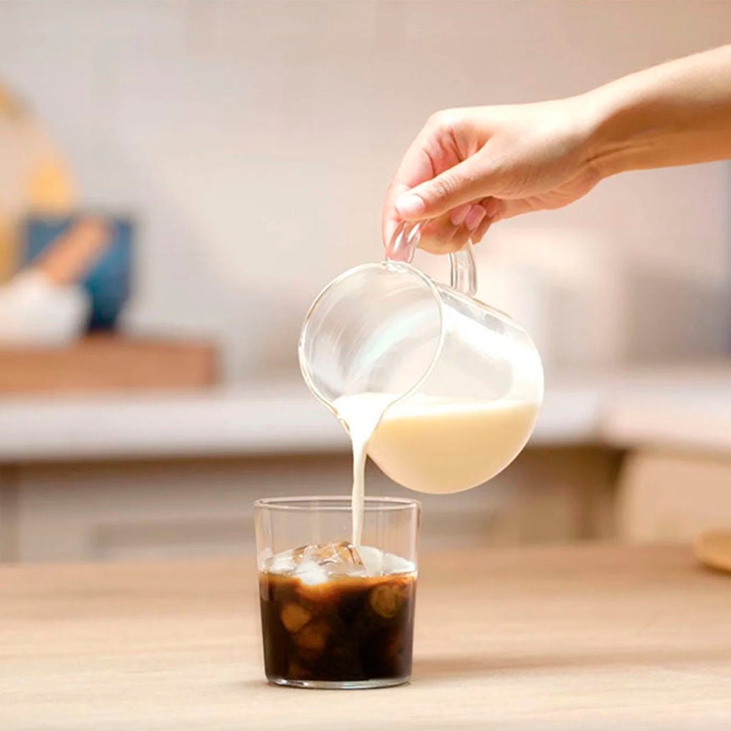 Geniet van je favoriete NESCAFÉ Gold oploskoffie zowel warm als koud