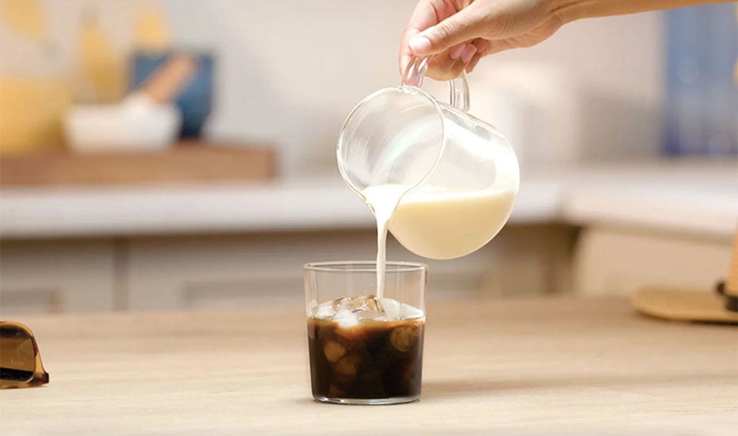 Geniet van je favoriete NESCAFÉ Gold oploskoffie zowel warm als koud