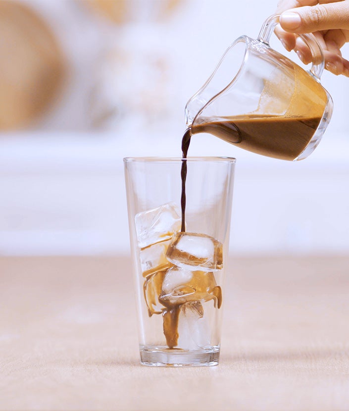 koffie in iced espresso gieten