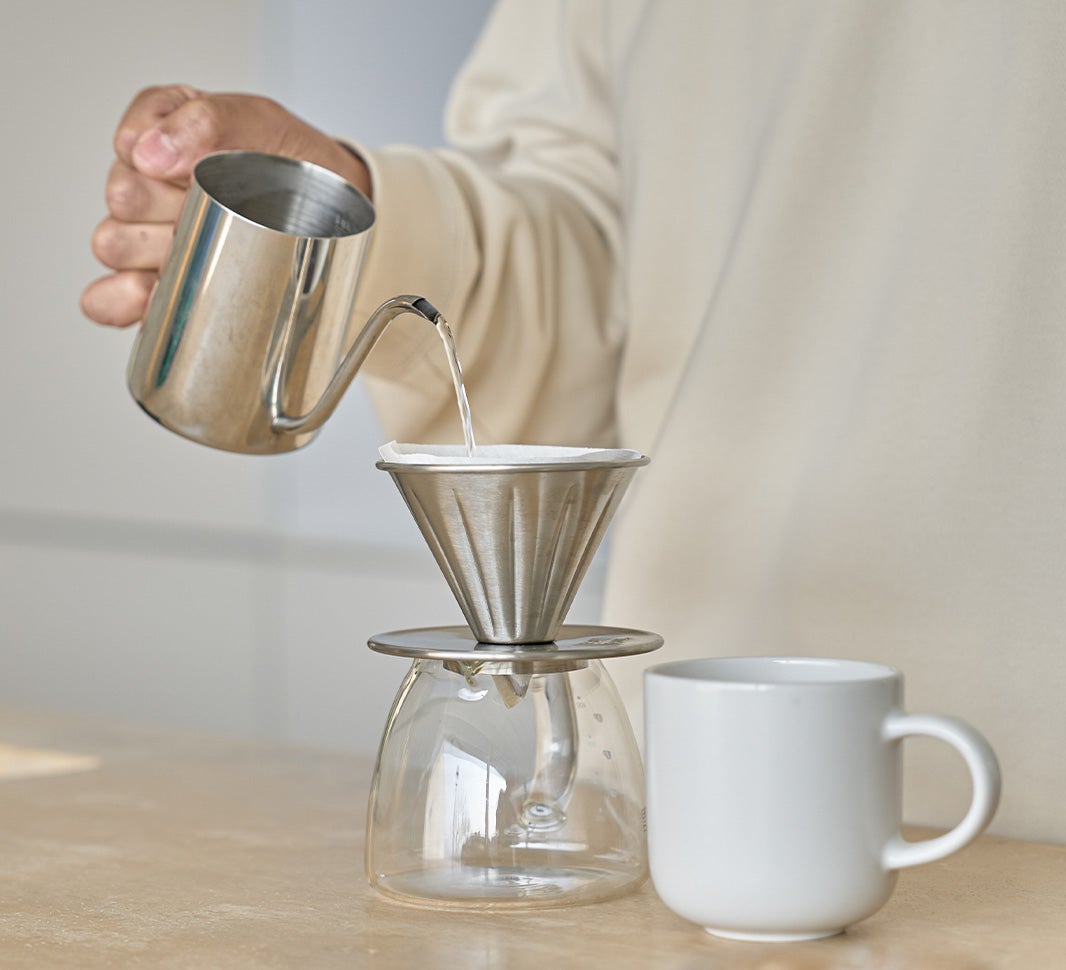 serveren van filterkoffie