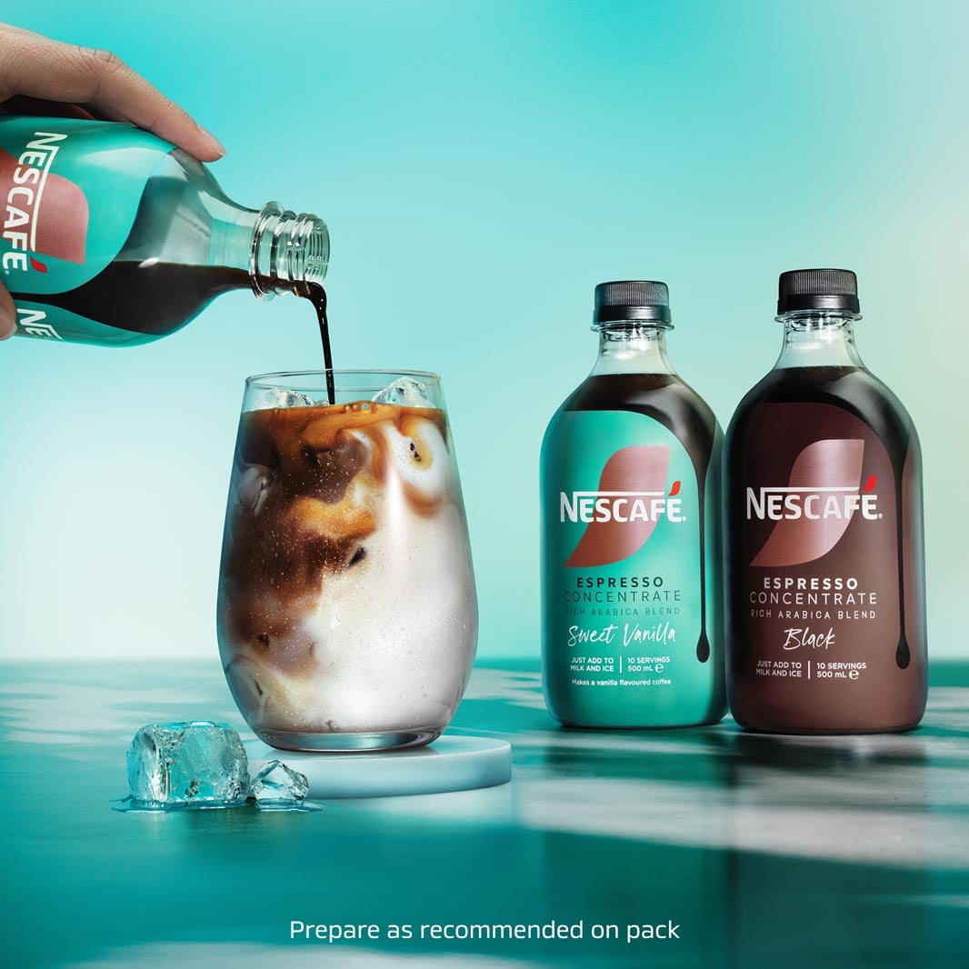 Hand giet espresso concentrate in een glas