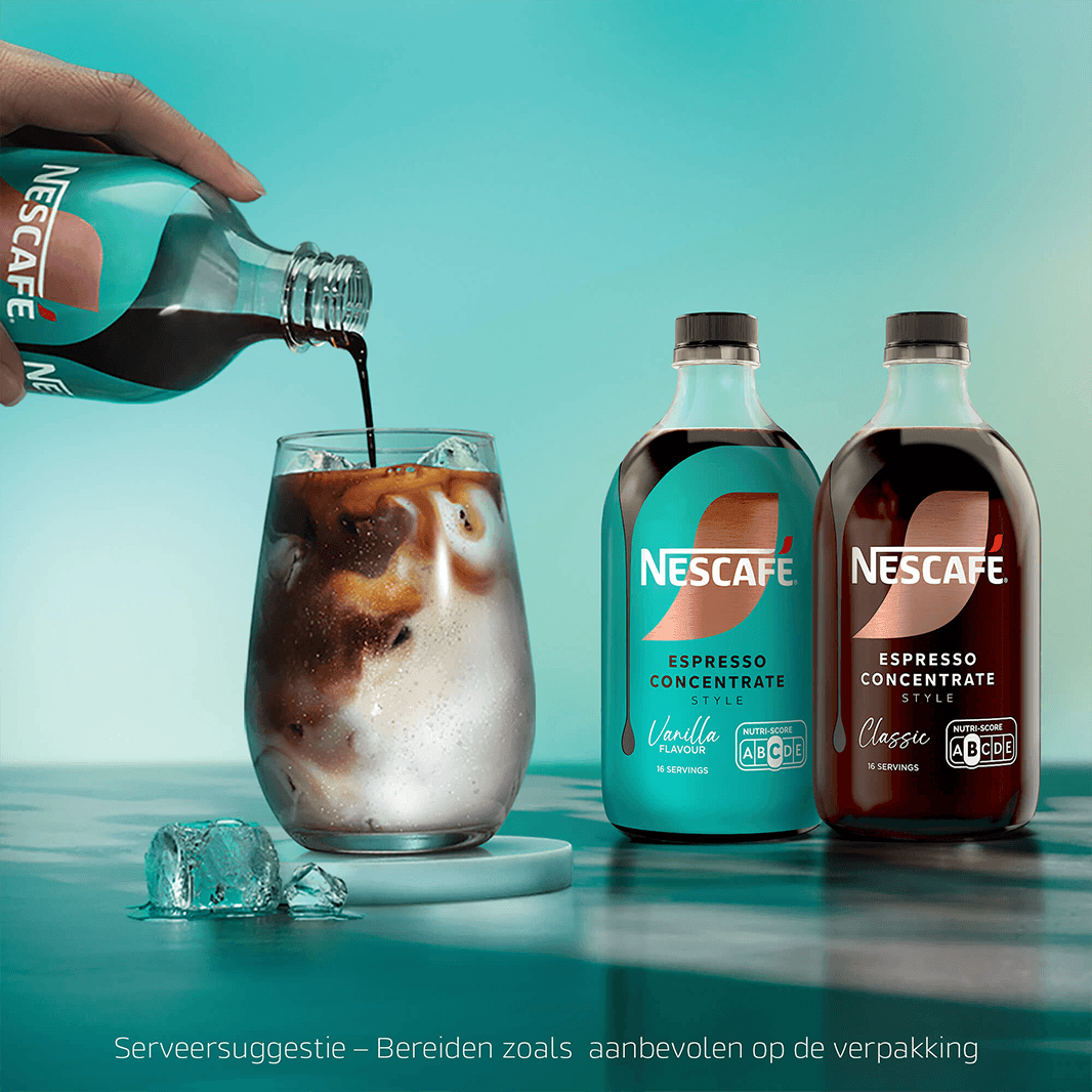 Hand giet espresso concentrate in een glas