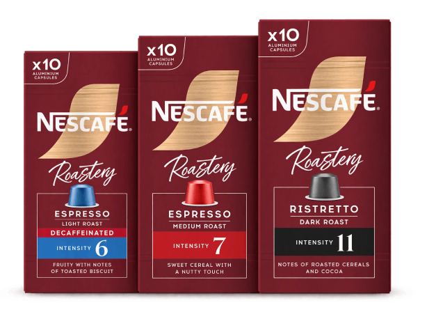 Drie verpakkingen NESCAFÉ® Roastery koffiecapsules: Espresso Light Roast, Espresso Medium Roast en Ristretto Dark Roast. 