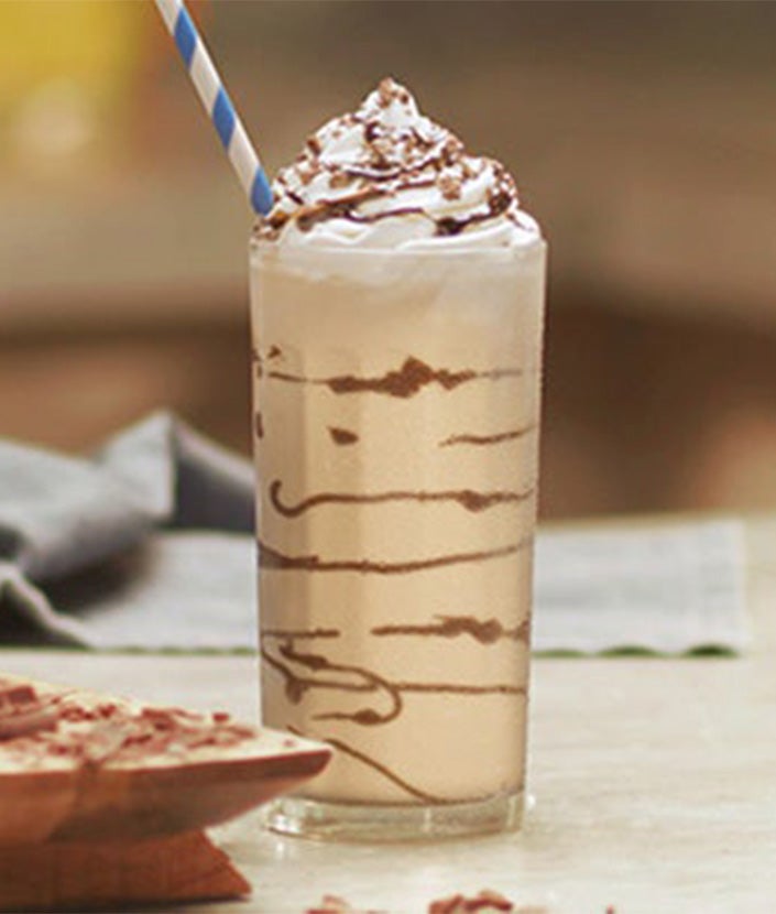 Glass som inneholder en NESCAFÉ Frappé Cappuccino Mocha 