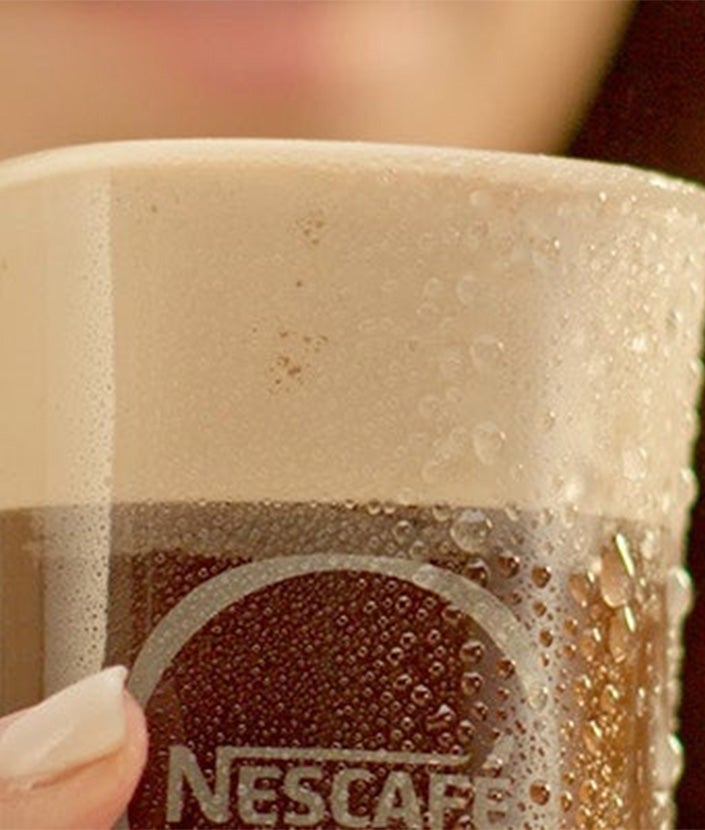 Glass som inneholder en instant NESCAFÉ Frappé Americano 