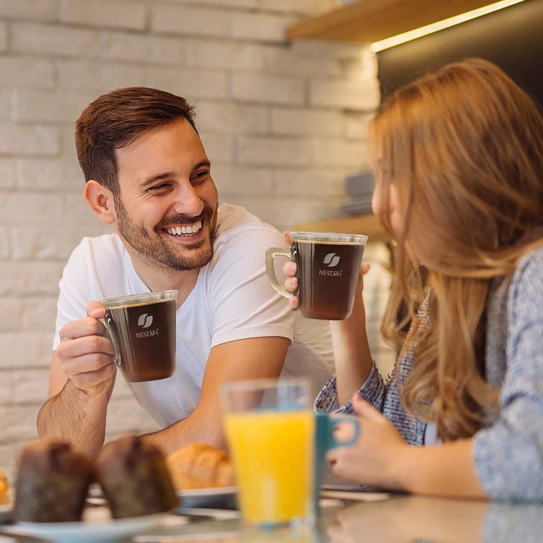 mann og kvinne som nyter kaffe