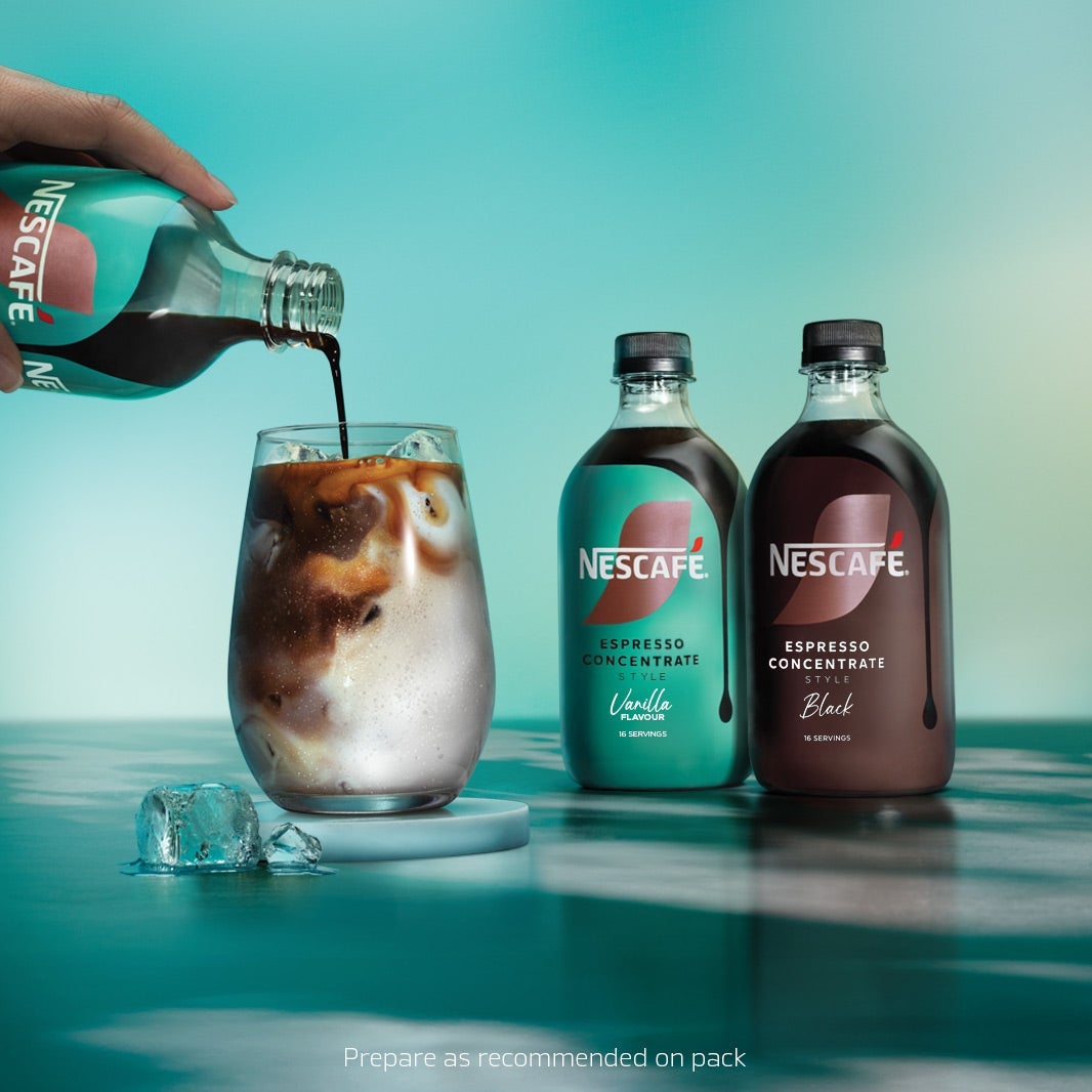 Hånd som heller Espresso Concentrate i et glass