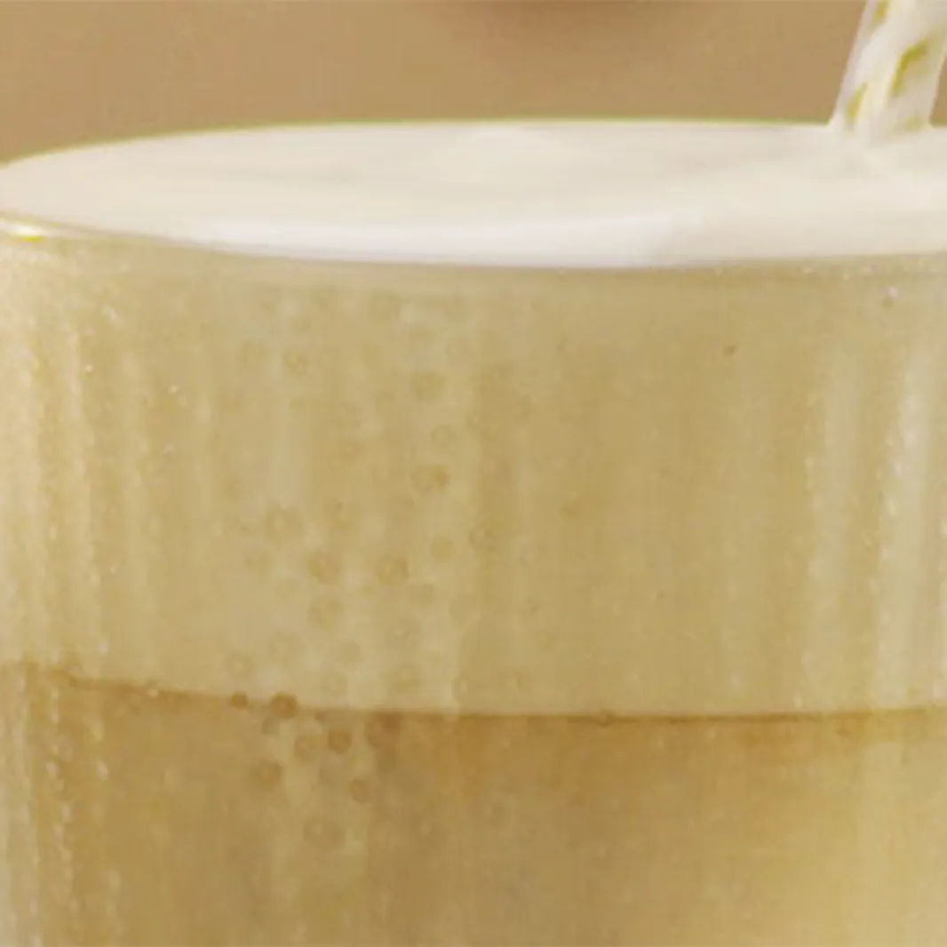 Glass som inneholder en NESCAFÉ Vietnamese Frappé