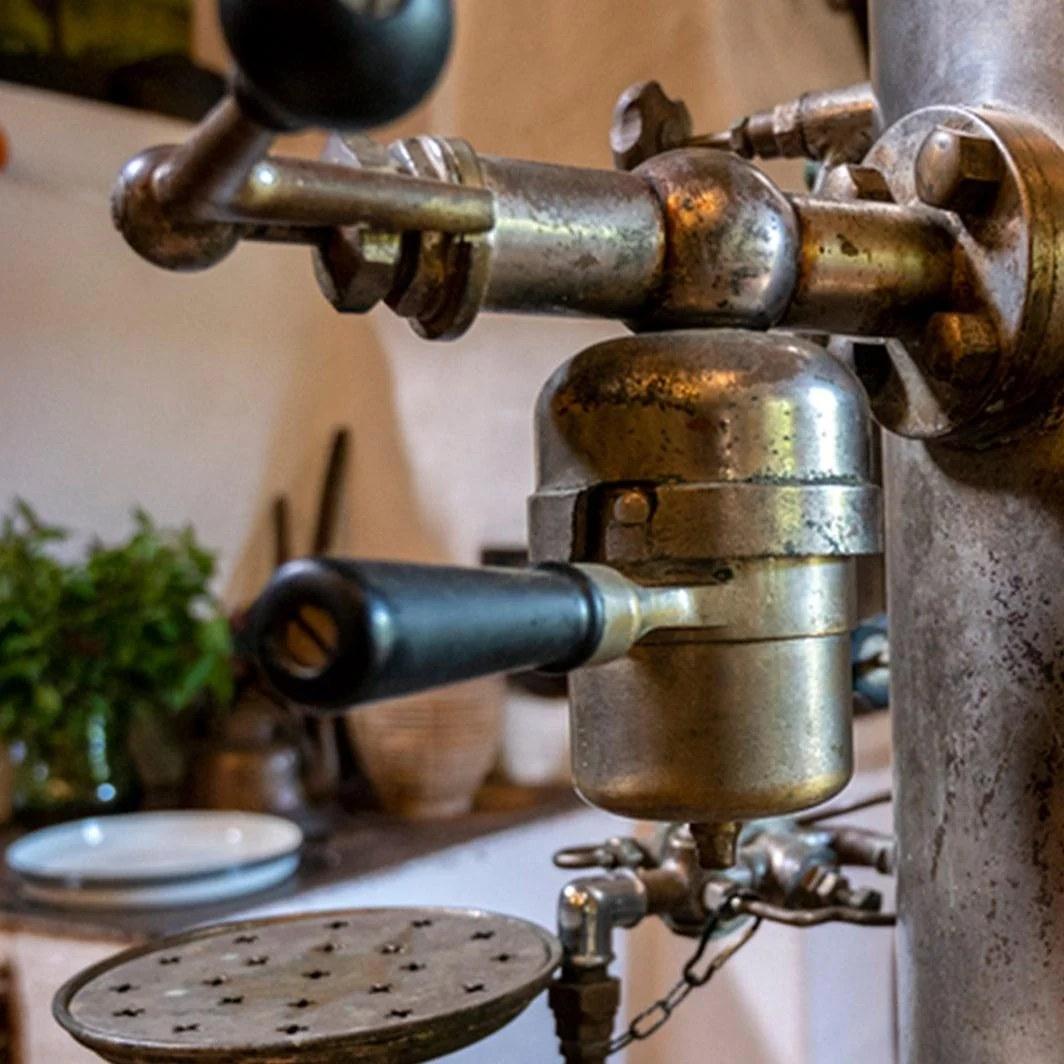 Tazas y jarros llenos de café