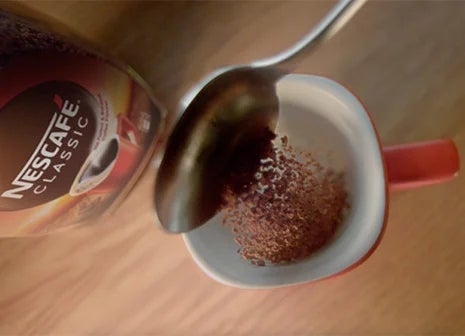 NESCAFÉ Classic podawany w czerwonym kubku NESCAFÉ