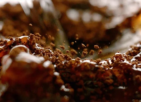 Gorąca woda wlewana do kubka NESCAFÉ Classic.