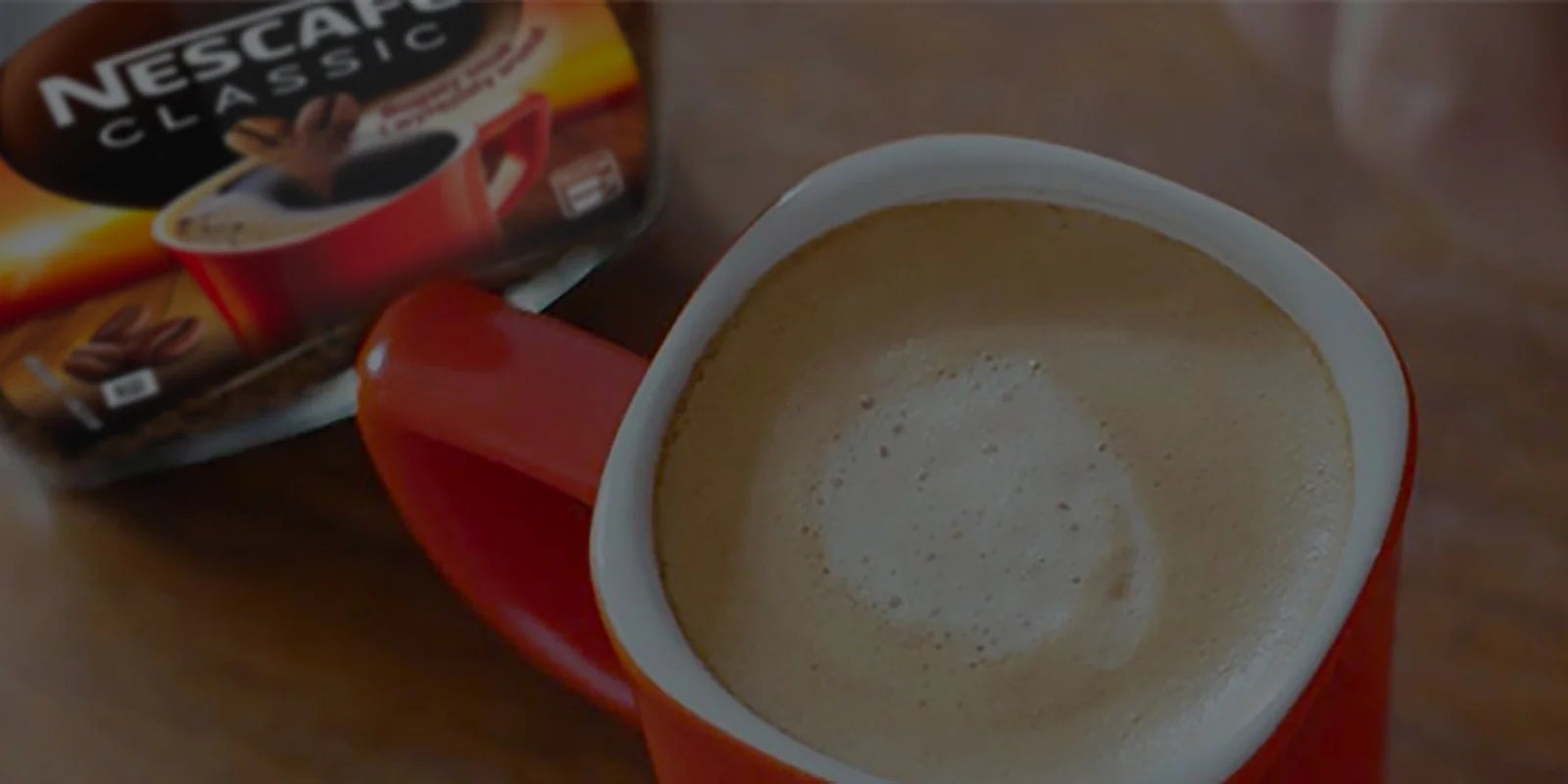 Dwie kubki kawy NESCAFÉ Classic są na stole, gotowe do podania.