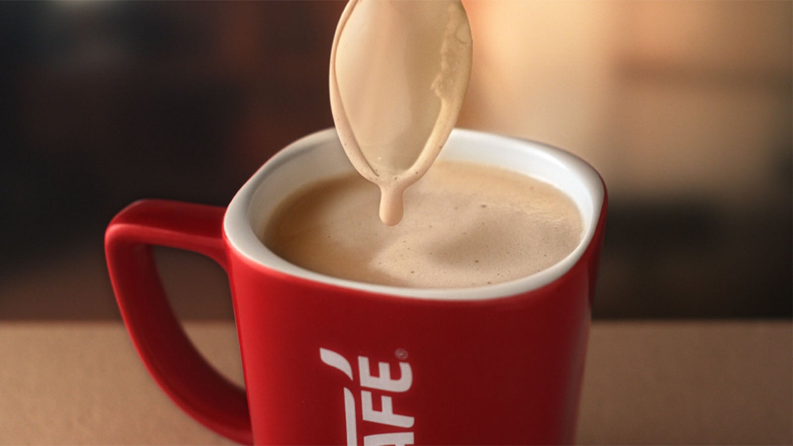 czerwony kubek i łyżka nescafe