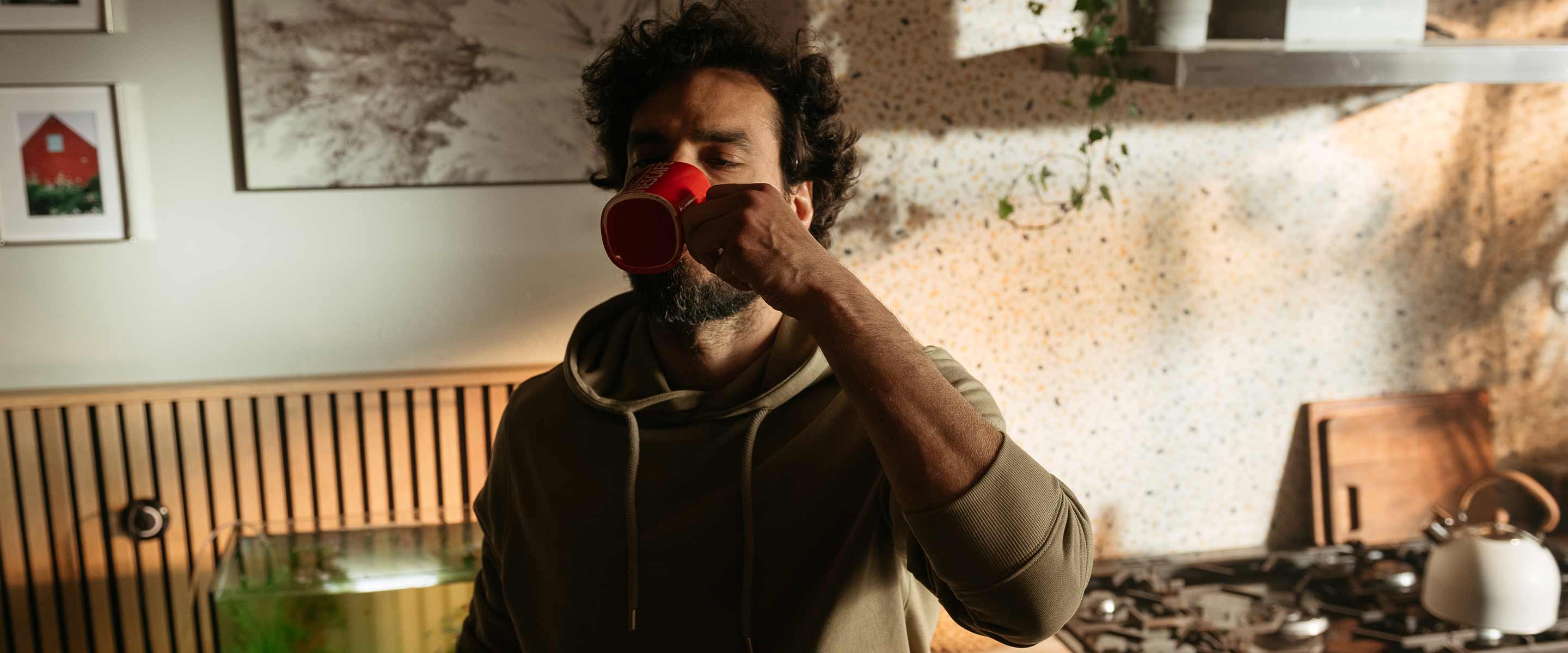 mężczyzna z kubkiem nescafé