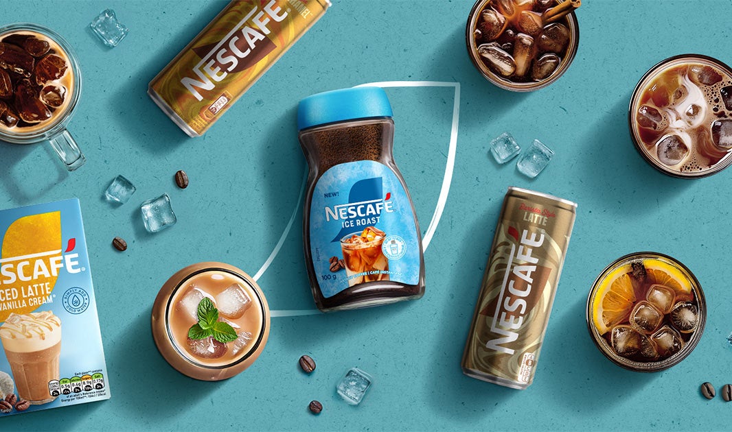 Zestaw produktów NESCAFÉ® oraz szklanek z mrożoną kawą.