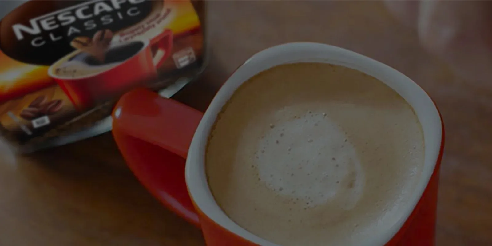 Dwie kubki kawy NESCAFÉ Classic są na stole, gotowe do podania.