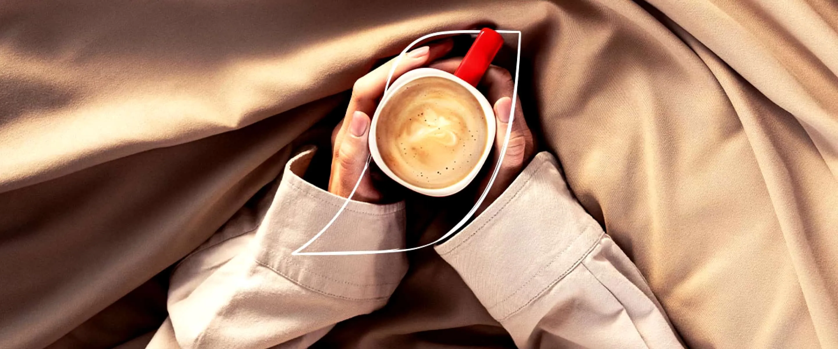ręce trzymające czerwony kubek nescafe