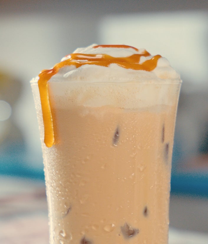 Xarope de caramelo por cima do Iced Latte