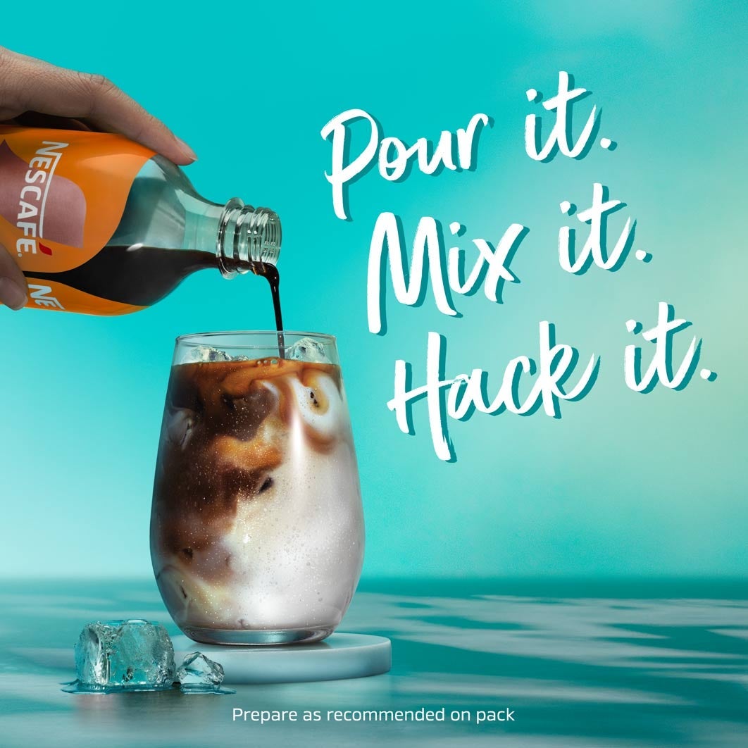 Mão pondo Espresso concentrado num copo