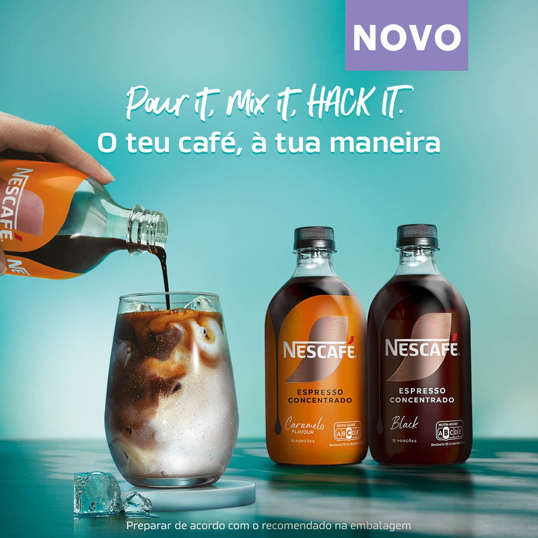 Mão a deitar espresso concentrado num copo