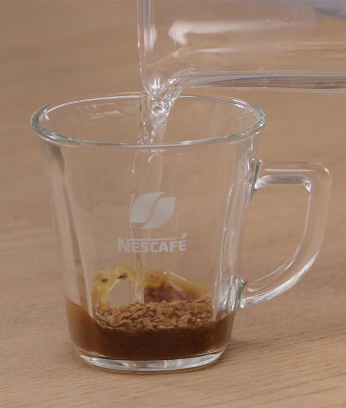 pasul 1 Reteta Cappuccino de casa cu migdale Nescafe Almond Cappuccino