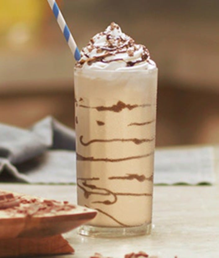 Pahar continand NESCAFÉ Frappé Cappuccino Mocha