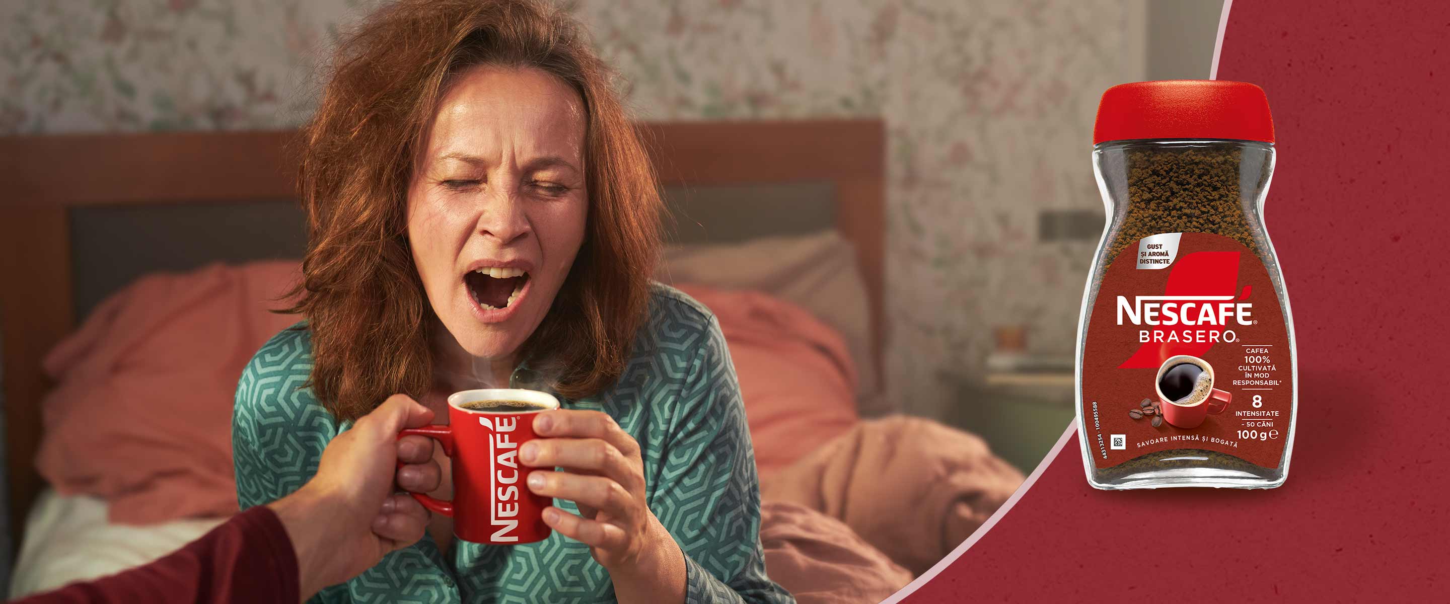 femeie trezindu-se cu o ceasca de nescafe brasero