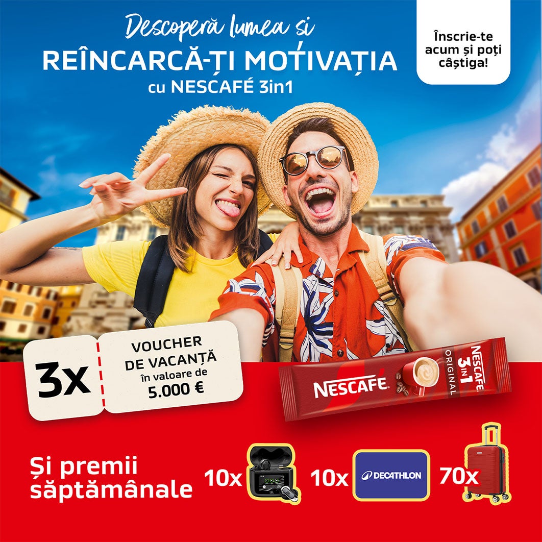 Imagine promoțională NESCAFÉ 3in1 cu doi turiști care își fac un selfie într-un oraș pitoresc, cu clădiri colorate și cer senin. Textul anunță o campanie în care se pot câștiga 3 vouchere de vacanță în valoare de 5.000 €, precum și premii săptămânale: căști wireless, carduri cadou Decathlon și trolere. În partea de jos este prezentat un plic NESCAFÉ 3in1 Original.