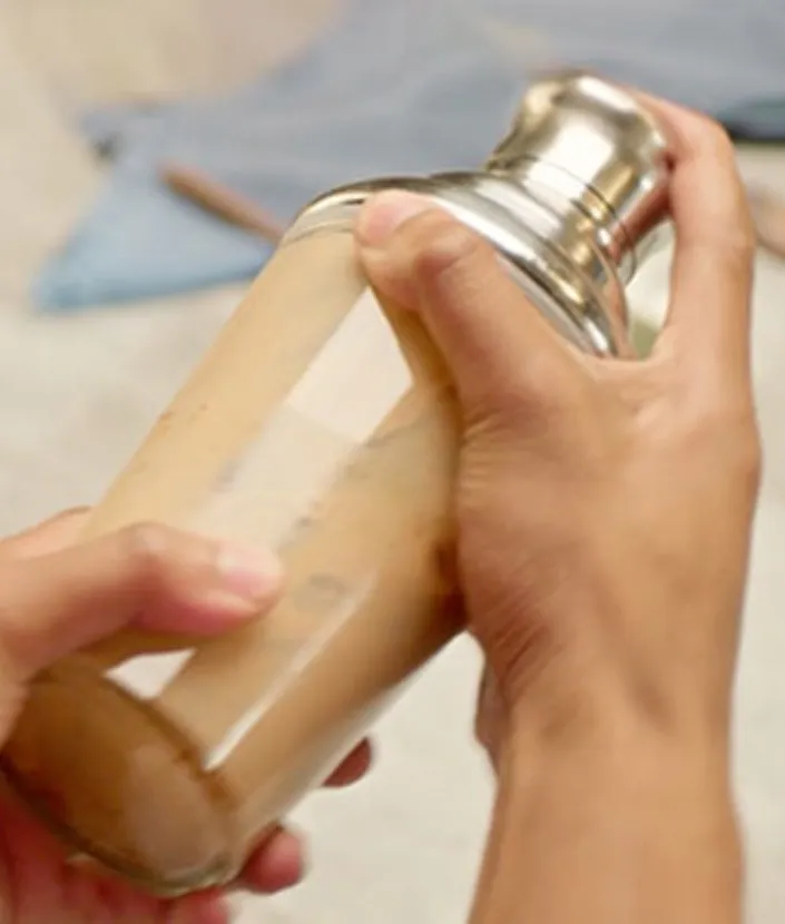 Barbat care agita NESCAFE Frappe Cappuccino Mocha