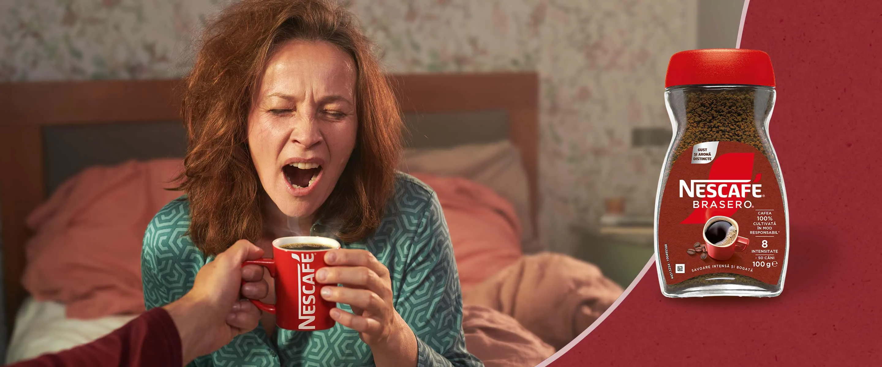 femeie trezindu-se cu o ceasca de nescafe brasero
