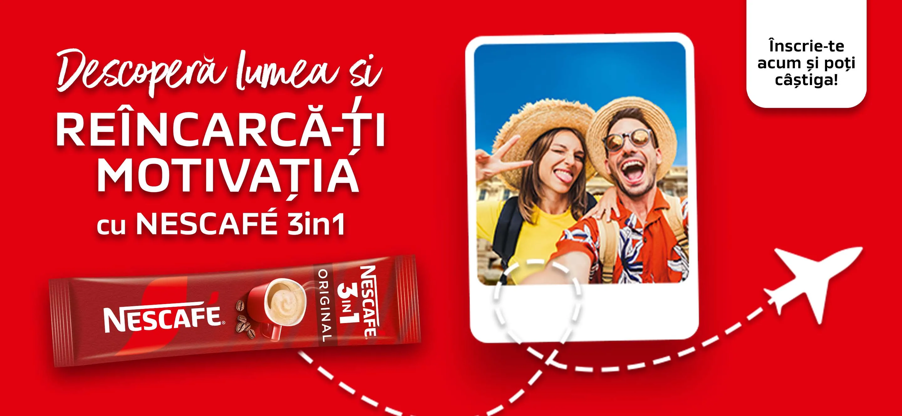 Imagine promoțională NESCAFÉ 3in1 cu doi turiști care își fac un selfie într-un oraș pitoresc, cu clădiri colorate și cer senin. Textul anunță o campanie în care se pot câștiga 3 vouchere de vacanță în valoare de 5.000 €, precum și premii săptămânale: căști wireless, carduri cadou Decathlon și trolere. În partea de jos este prezentat un plic NESCAFÉ 3in1 Original.