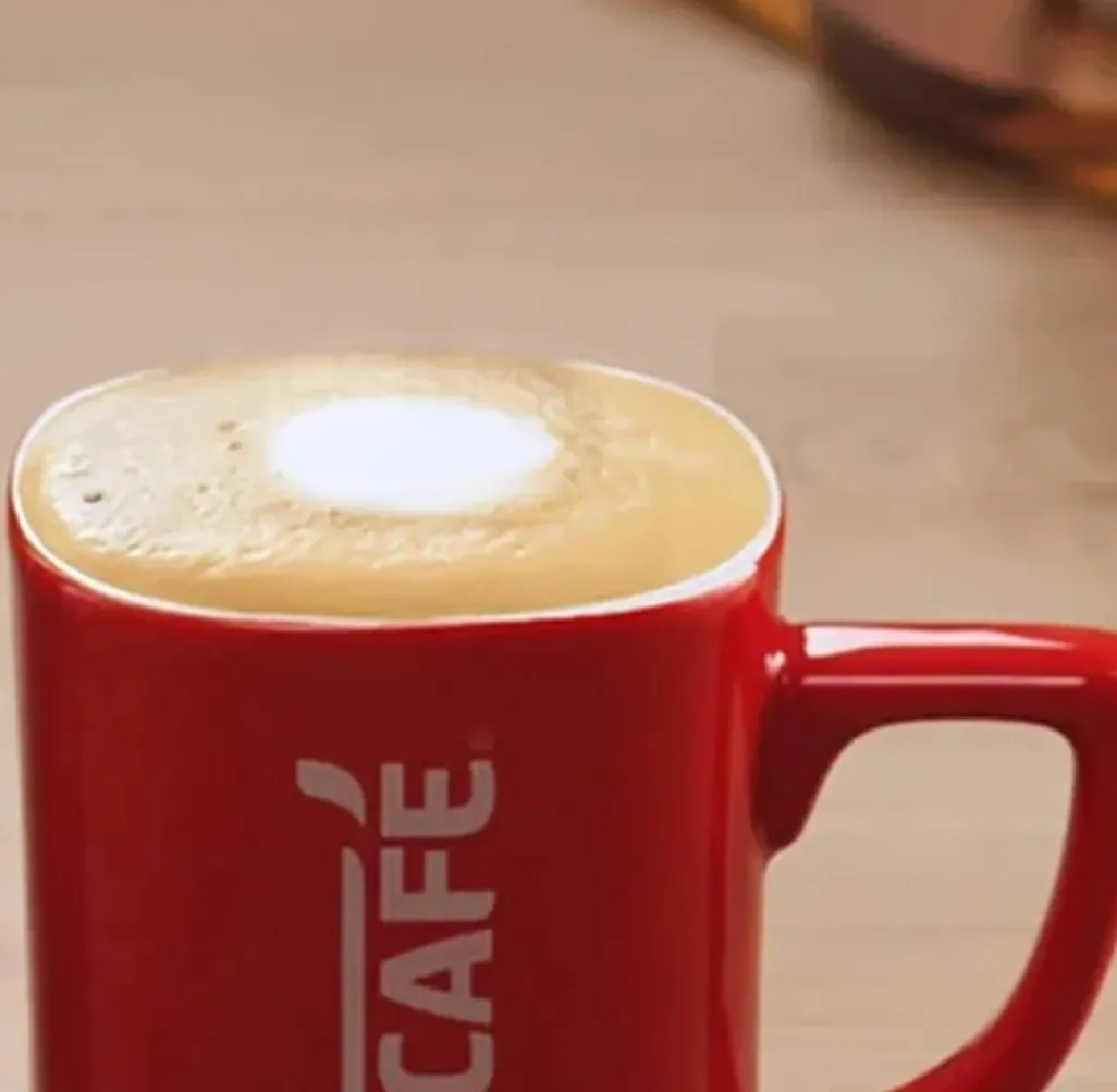 Cană cu NESCAFÉ Cappuccino, cu spumă bogată