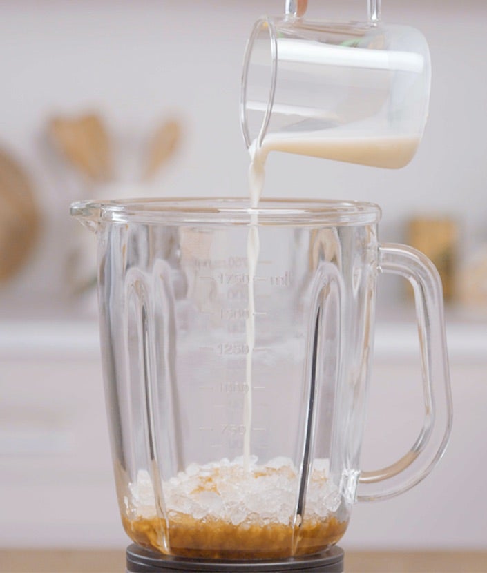 Sipajte 90 ml hladnog mleka u blender