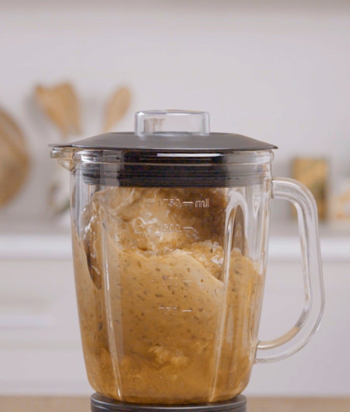 Mešajte sastojke za kafu dok zdrobljeni led ne postane kaša