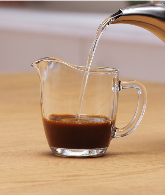 Sipanje tople vode u bokal sa Nescafé Classic kafom