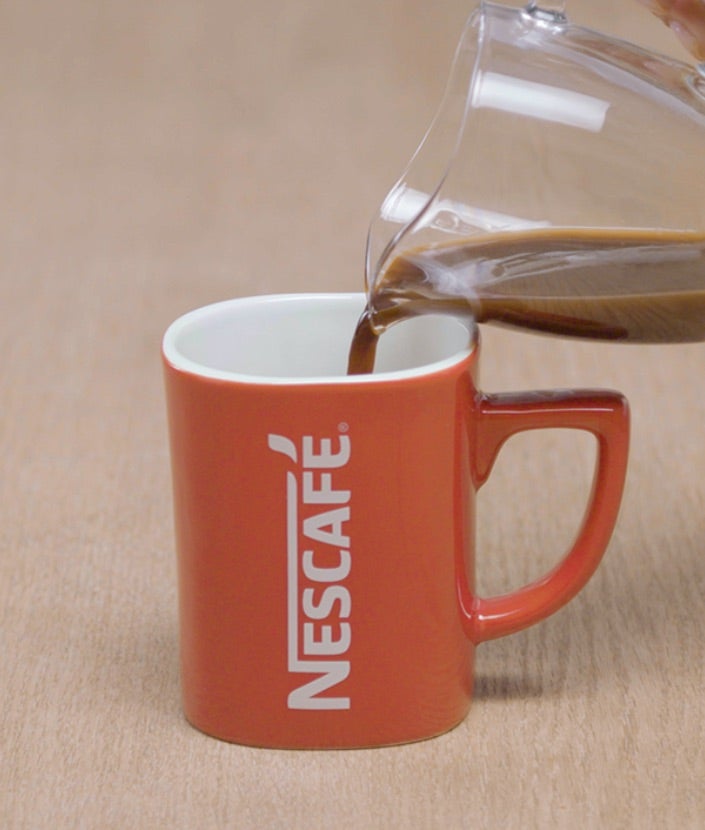 Sipanje Nescafé kafe u šolju